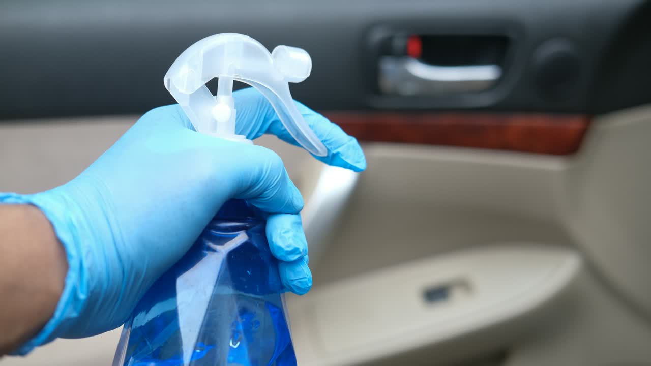 Autositz wird mit Polsterreiniger gereinigt