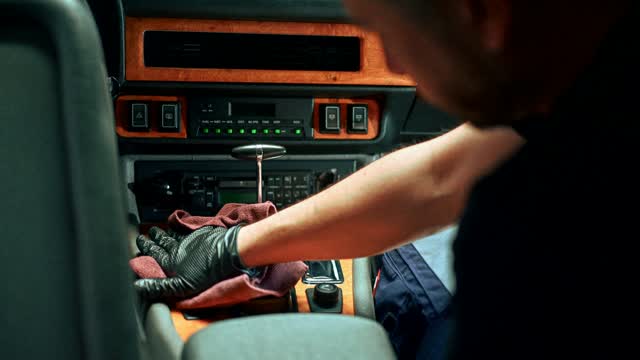 Staubsauger reinigt den Innenraum eines Autos