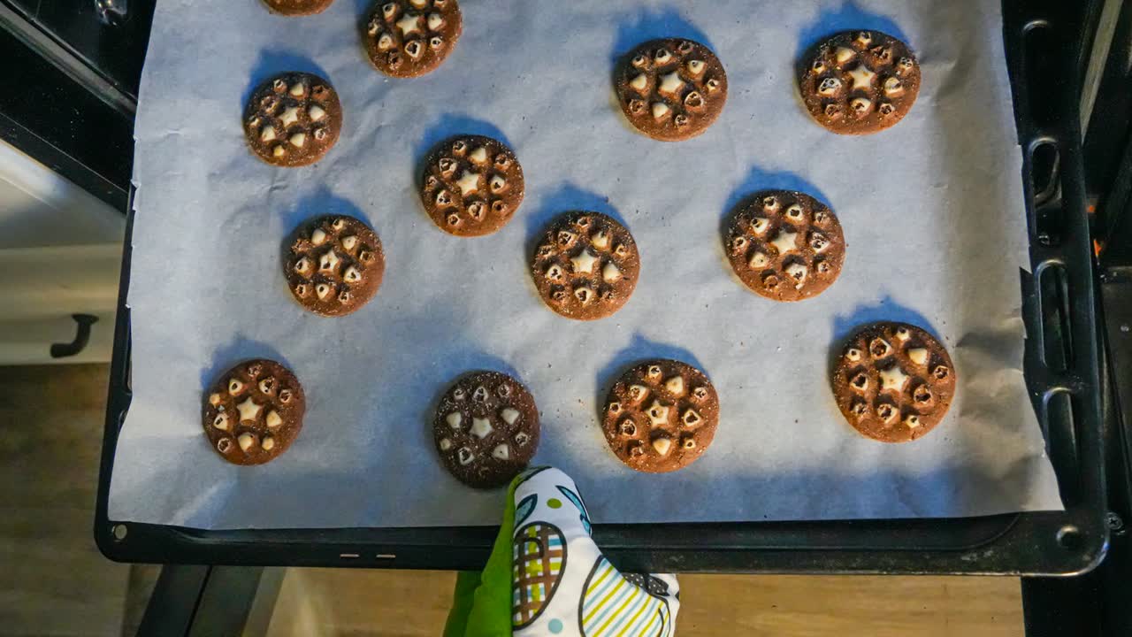 Schokoladenkekse auf einem Backblech mit Backpapier