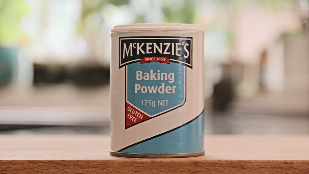 Paste aus Natron und Wasser in einer Schale mit Bürste