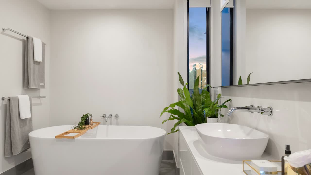 Weiße Badewanne in einem hellen Badezimmer