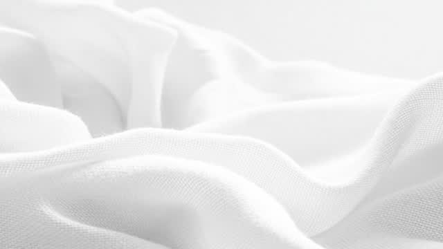 Weißes Textil mit einem Fleck vor dem Waschen
