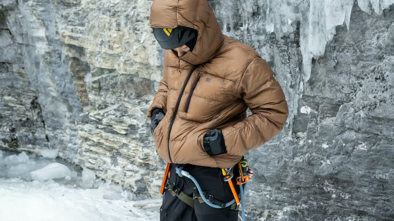 Mann in einer braunen Daunenjacke im Winter