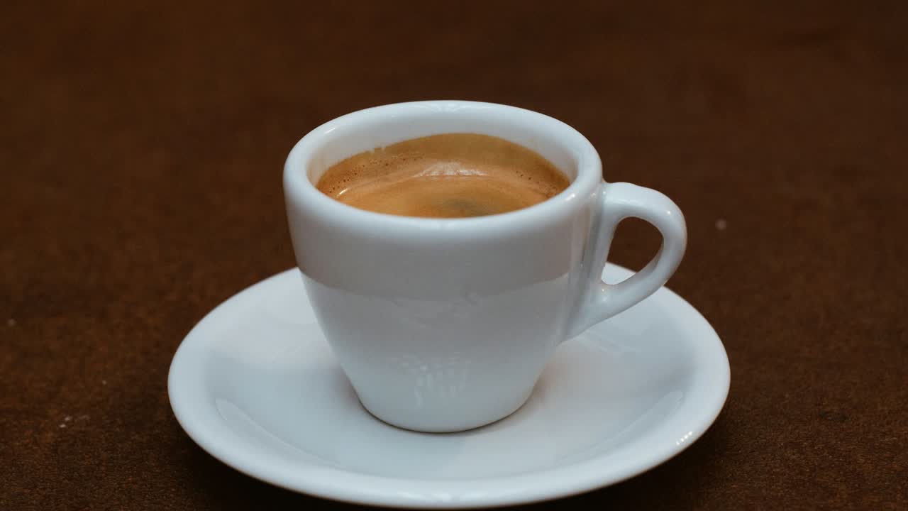 Espresso mit Crema in einer weißen Tasse