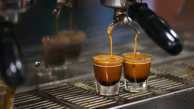 Espressomaschine mit zwei Tassen unter dem Siebträger