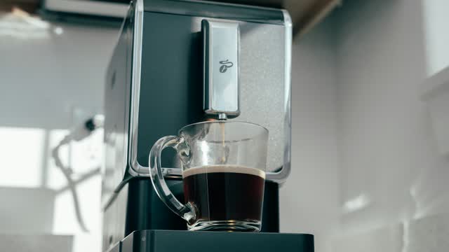 Kaffeevollautomat mit Glastasse im Ausgabebereich