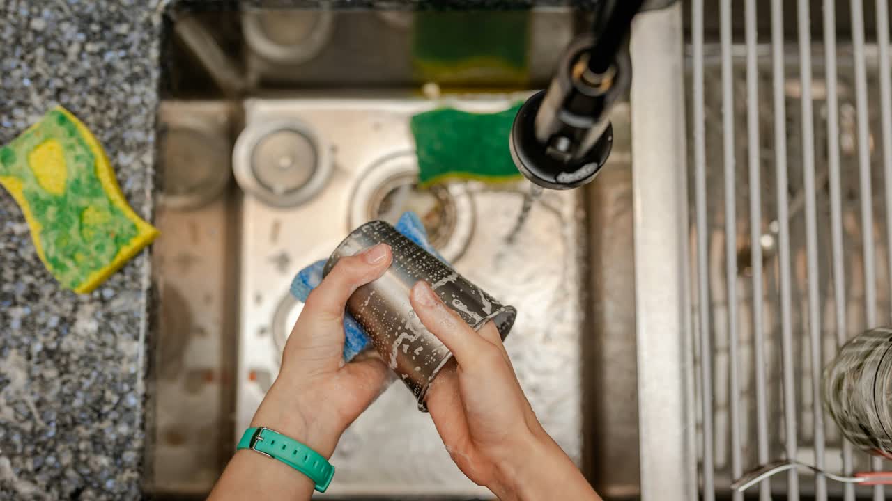 Metallfettfilter wird gereinigt