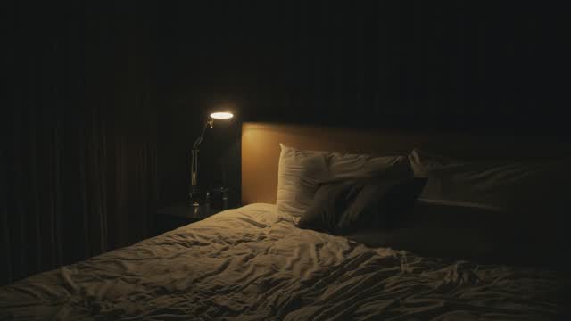 Frisch bezogenes Bett in einem hellen Schlafzimmer