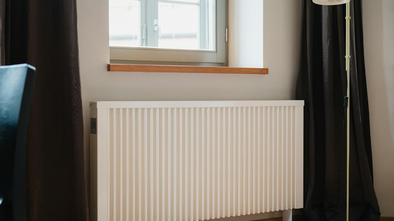 Lange Heizkörperbürste zwischen Lamellen