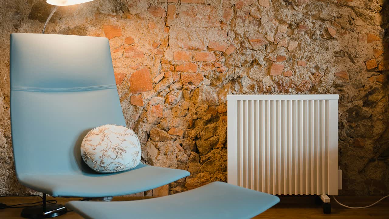 Weißer Heizkörper unter einem Fenster im Wohnzimmer