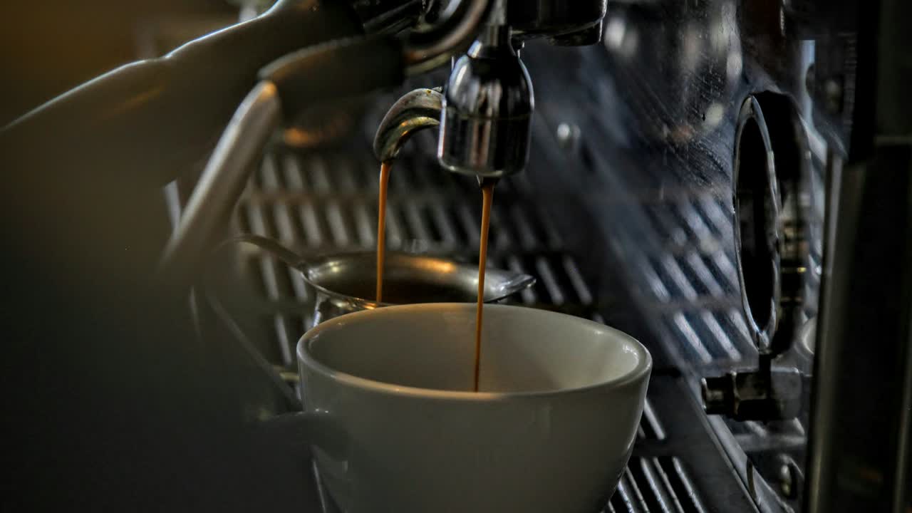 Wassertank einer Kaffeemaschine mit Entkalkerlösung