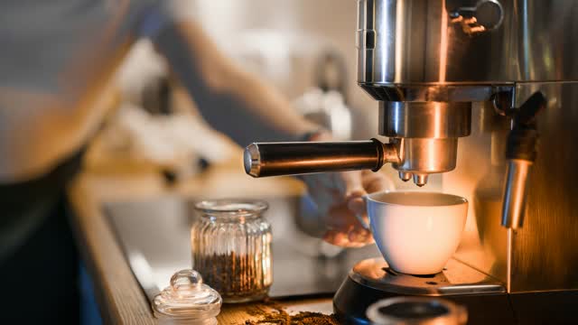 Espressomaschine in einer Küche mit Kaffeetasse