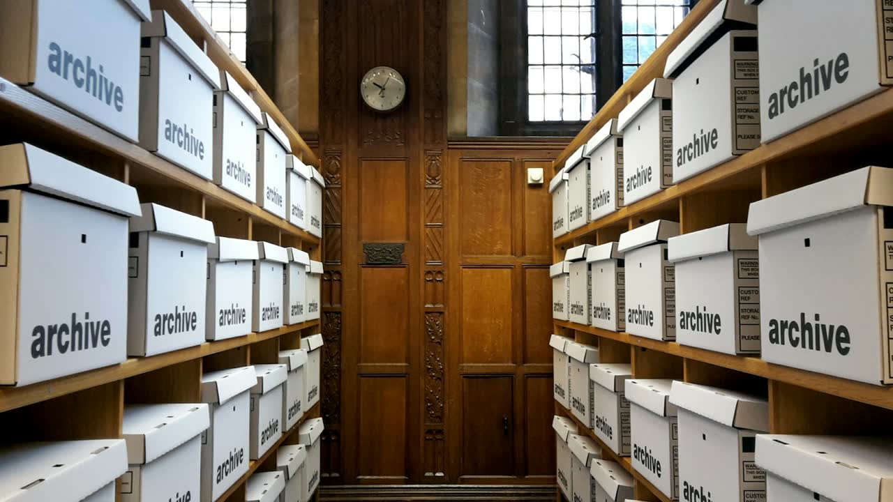 Abstellraum voller Kartons und alter Gegenstände