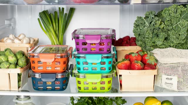 Geöffneter sauberer Kühlschrank mit Glasböden