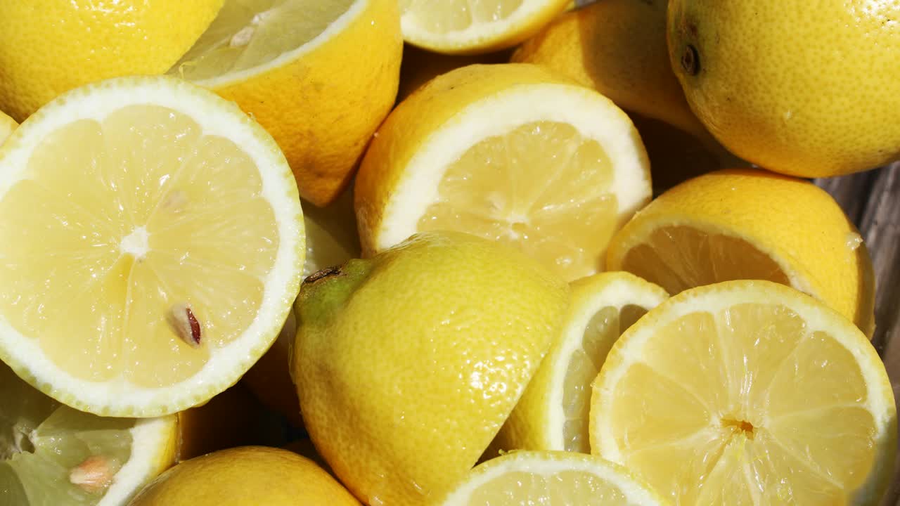 Schale mit Wasser und Zitronenscheiben