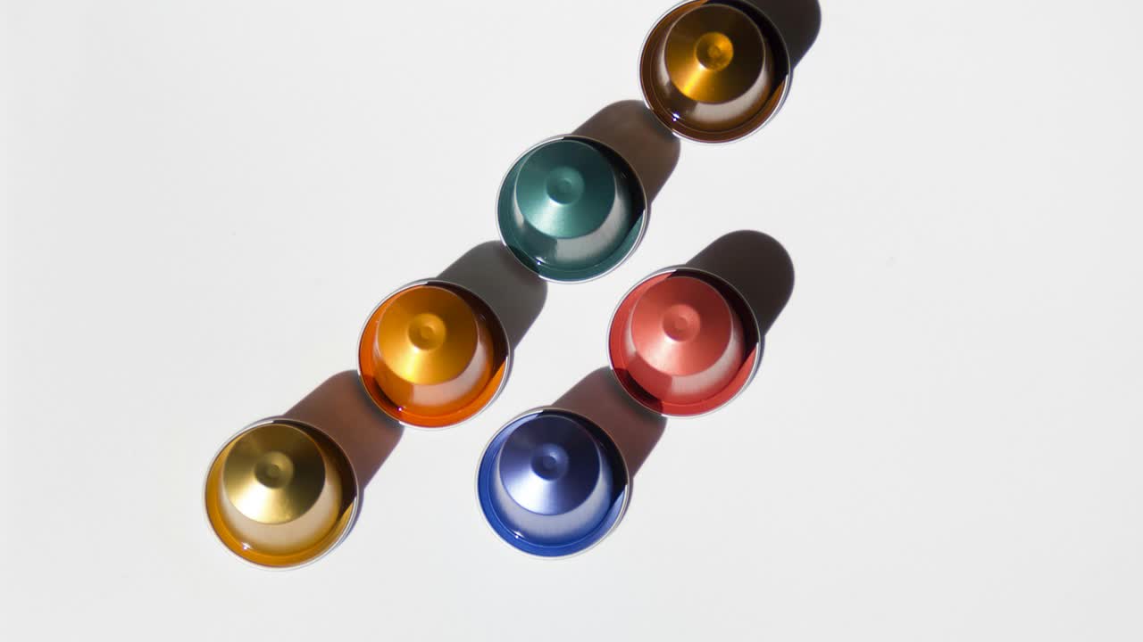 Bunte Nespresso-Kapseln auf weißem Hintergrund