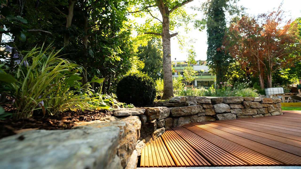 Terrasse aus Natursteinplatten im Garten