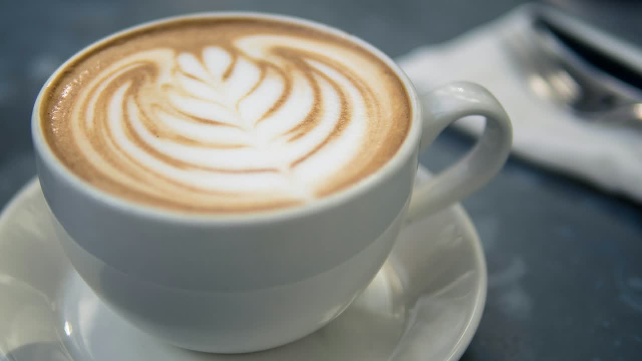Cappuccino mit Latte Art in einer Tasse