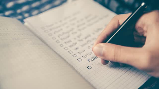 Notizbuch mit Checkliste auf einem Tisch