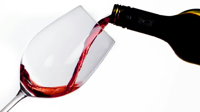 Glas Rotwein auf einem Tisch