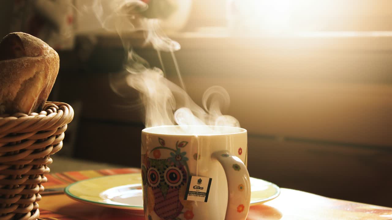 Dampfende Kaffeetasse im Morgenlicht