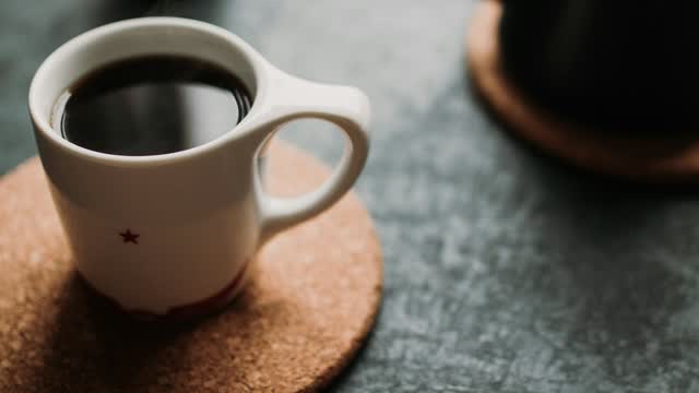 Tasse Kaffee auf einem Untersetzer