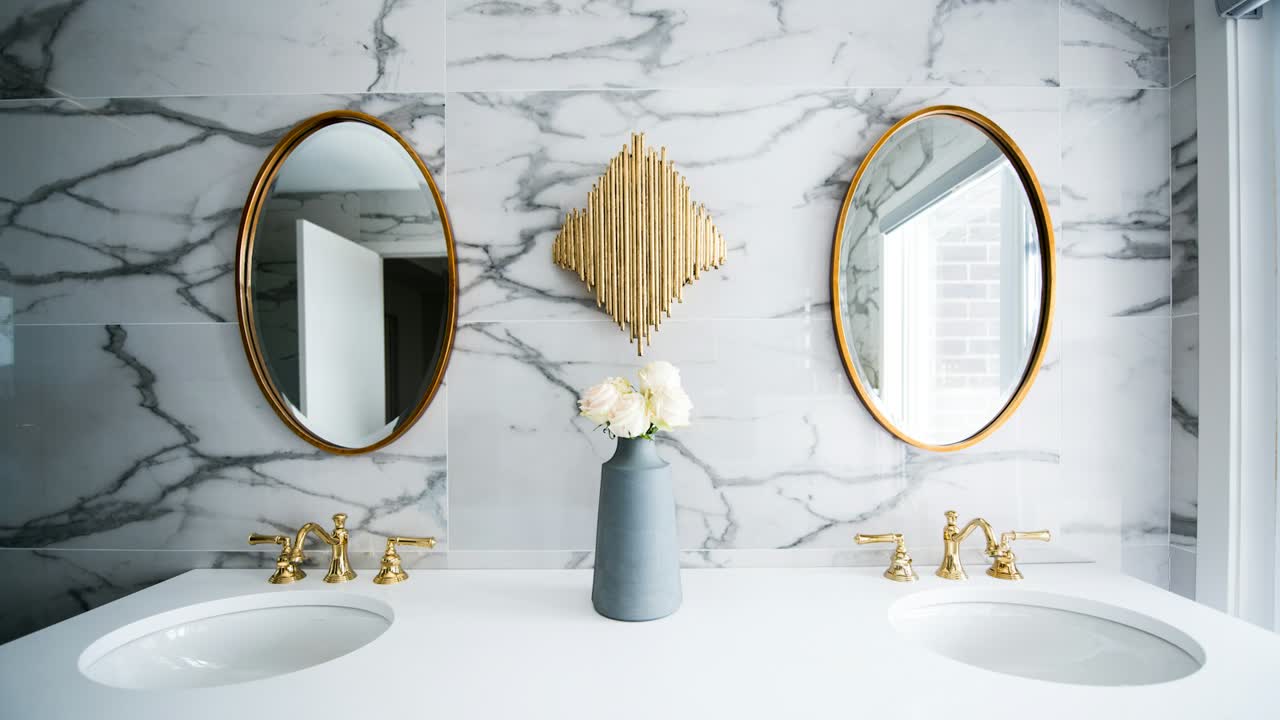 Helles Badezimmer mit zwei Waschbecken