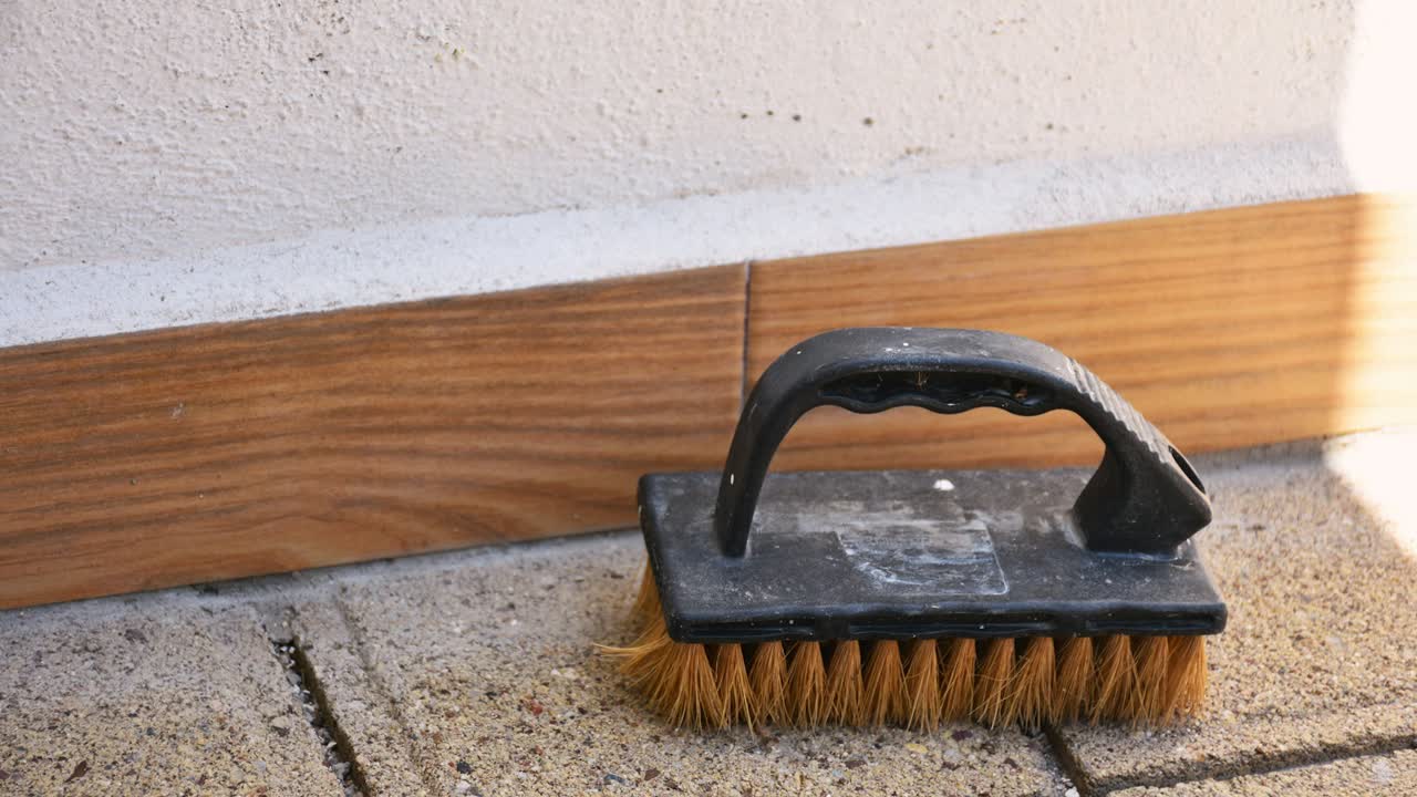 Bürste reinigt einen Fleck auf einem Teppich