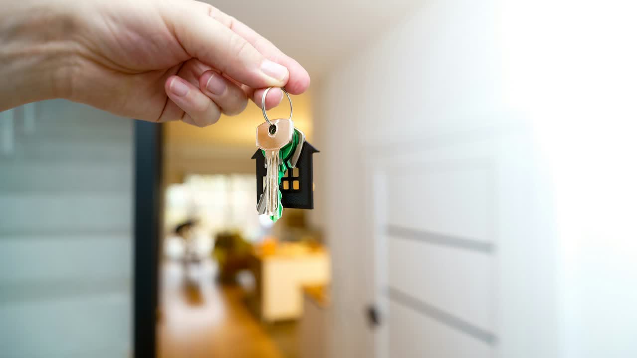Leere Wohnung mit Schlüsselübergabe