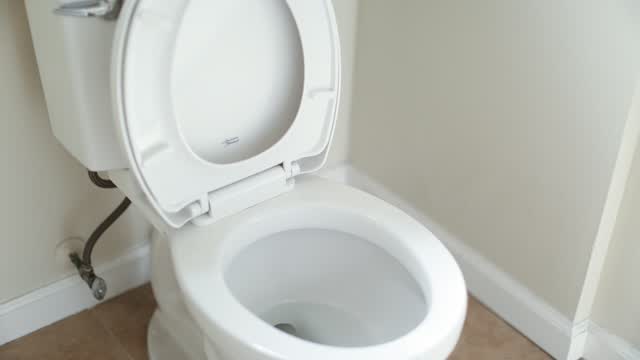 Saubere weiße Toilette in einem hellen Badezimmer