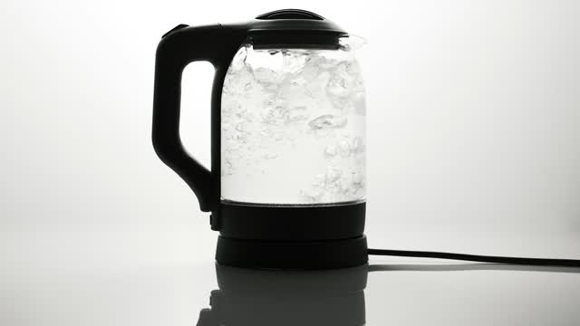 Elektrischer Wasserkocher auf einer Küchenarbeitsfläche