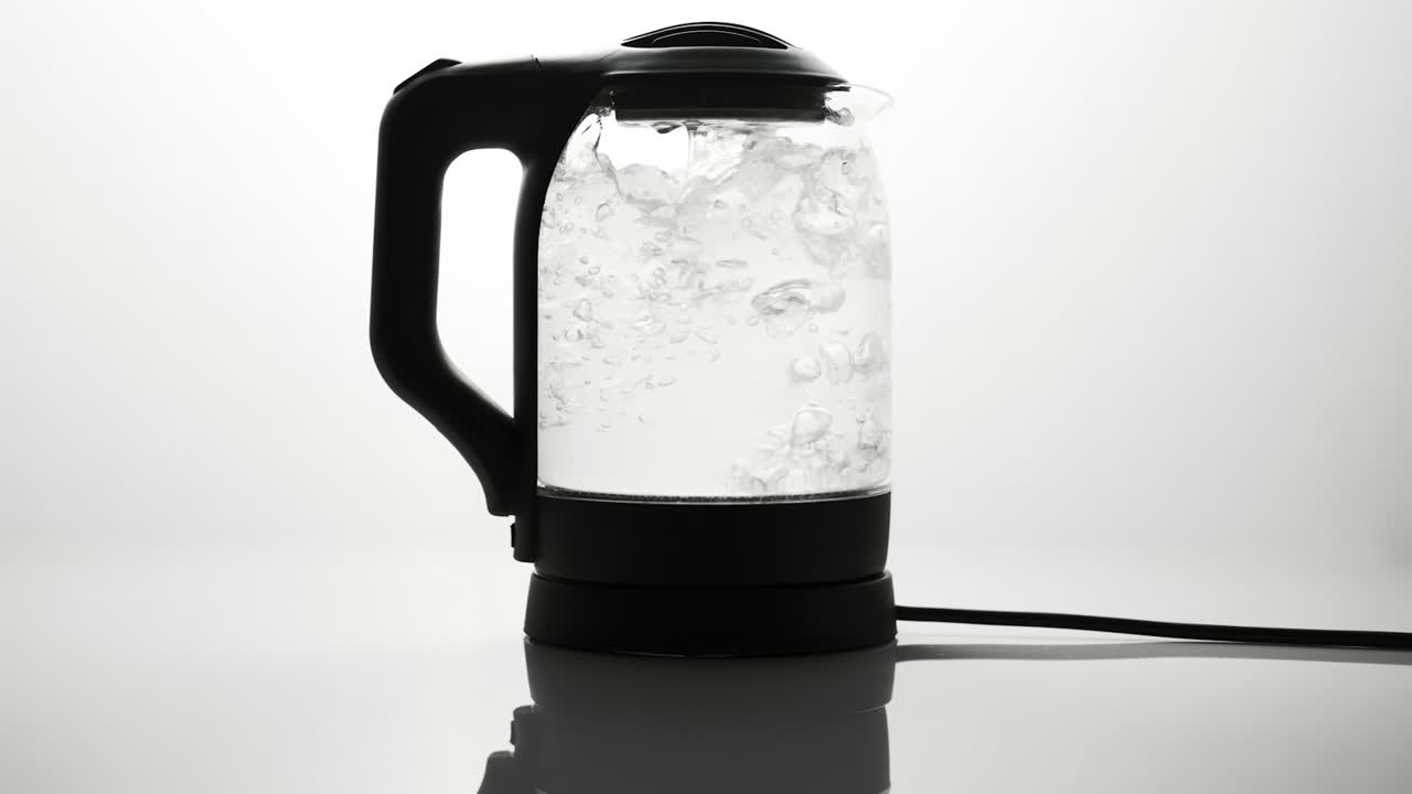 Elektrischer Wasserkocher auf einer Küchenarbeitsfläche