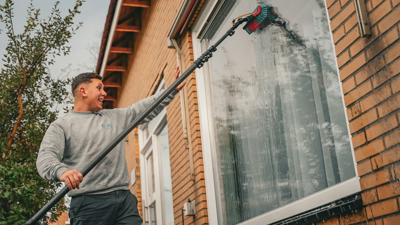 Teleskopstange zur Reinigung hoher Glasflächen