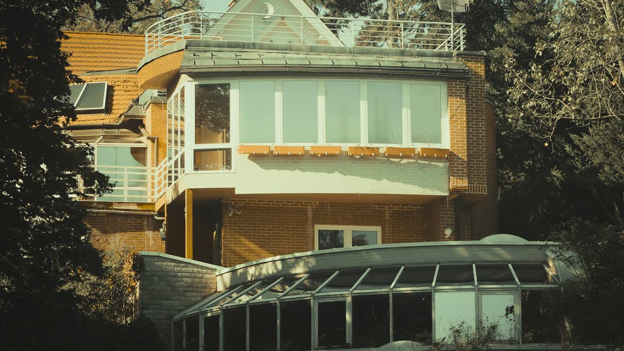 Wintergarten mit Glasdach an einem Haus